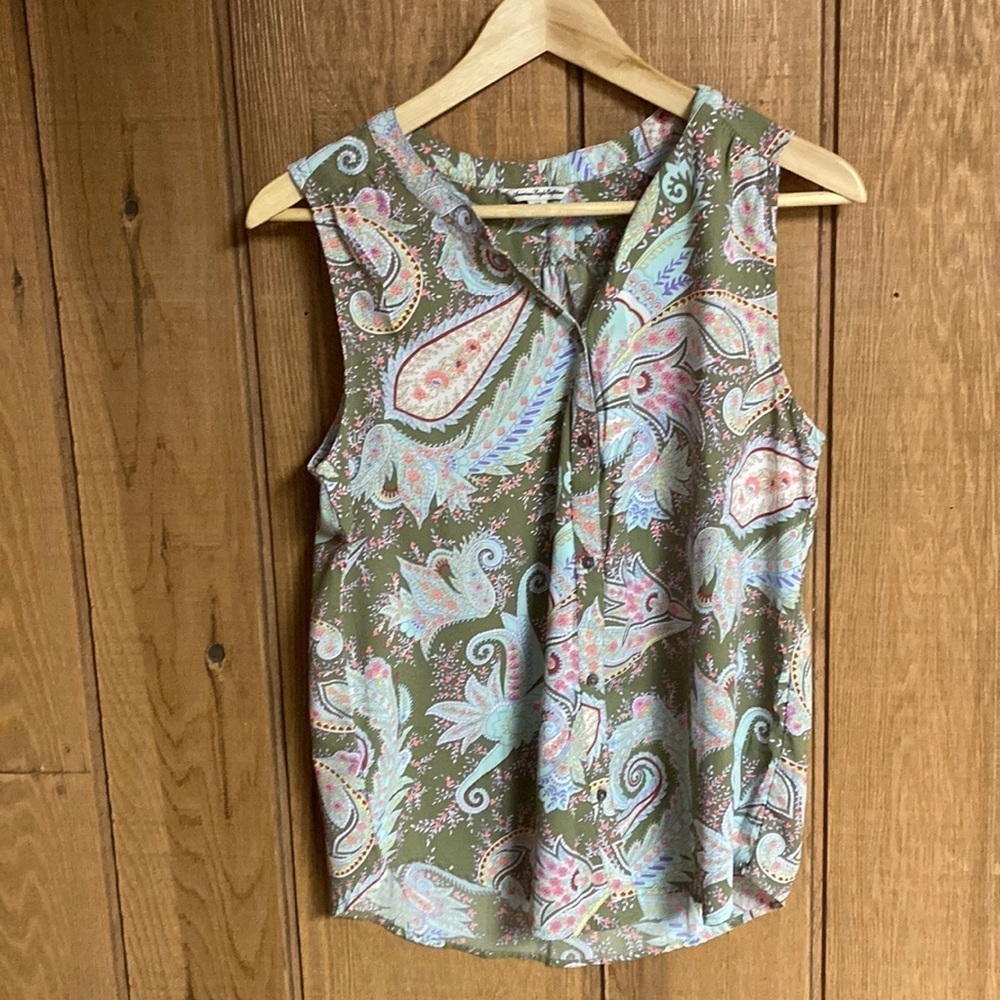 American Eagle women’s sleeveless button front‎ silky feel paisley blouse size M